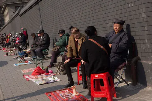 两个京城布商半路偶遇卖花小贩，相谈甚欢