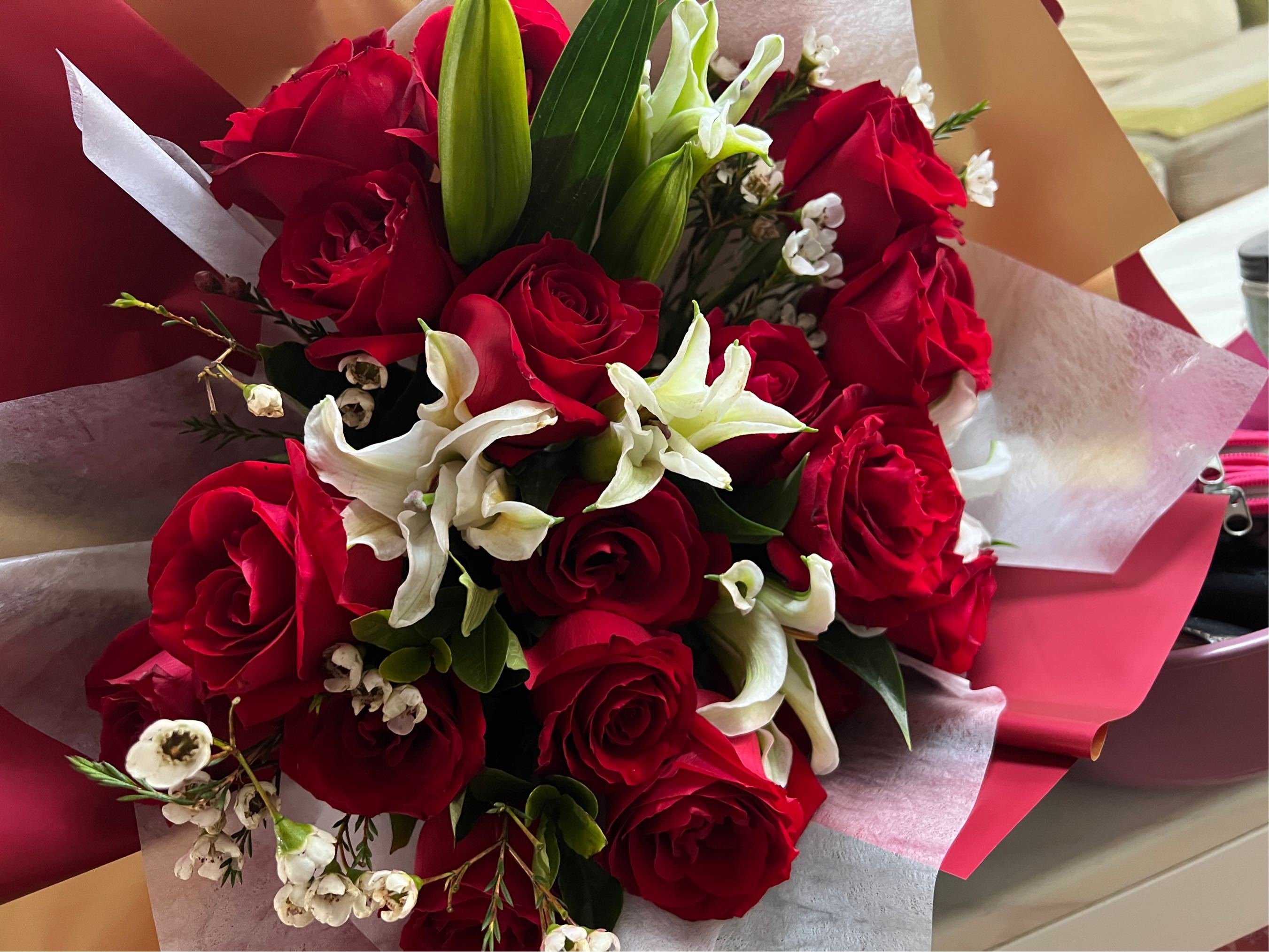 结婚纪念日上送给对方一束鲜花，这就是你们平淡婚姻中最美好的惊喜了