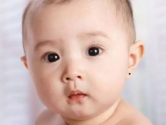 宝宝脸上啥时候长了一颗痣，代表长大后会聪明?